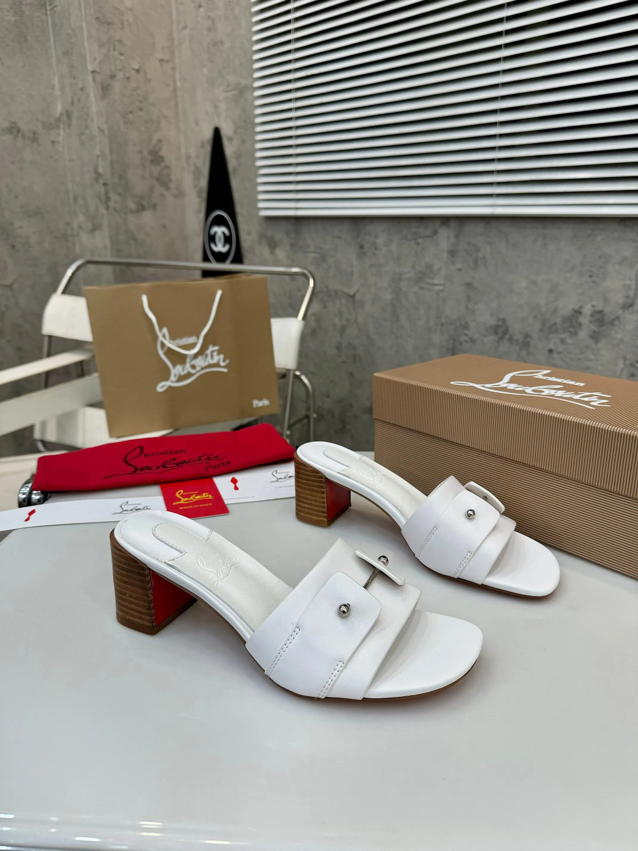 👟👟Ex-factory price 420👟👟 Genuine leather base +40 Top version Purchasing level ⚡③ colors to choose from. Christian Louboutin (CL) logo design is launched this year. The latest catwalk style of red-soled shoes 💥abbreviated as CL. This year's T-stage catwalk style of red-soled shoes👠 has a fresh and refreshing feel, and is perfect on the feet. 💃elegant and crystal clear. All accessories, materials and patterns are all customized at the original 1:1, zero distance from the original version. 1⃣ Upper: cowhide + unique logo 2⃣ Inner: sheepskin 3⃣Outsole: Original one-to-one molded genuine leather rubber non-slip two-color label outsole 4⃣🔺Original packaging 5⃣Number of yards: 35-42 (refundable or exchangeable if ordering 42)